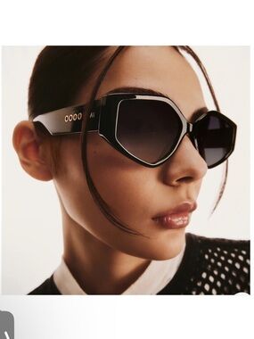 Quay hot gossip cat eye sunglasses in black